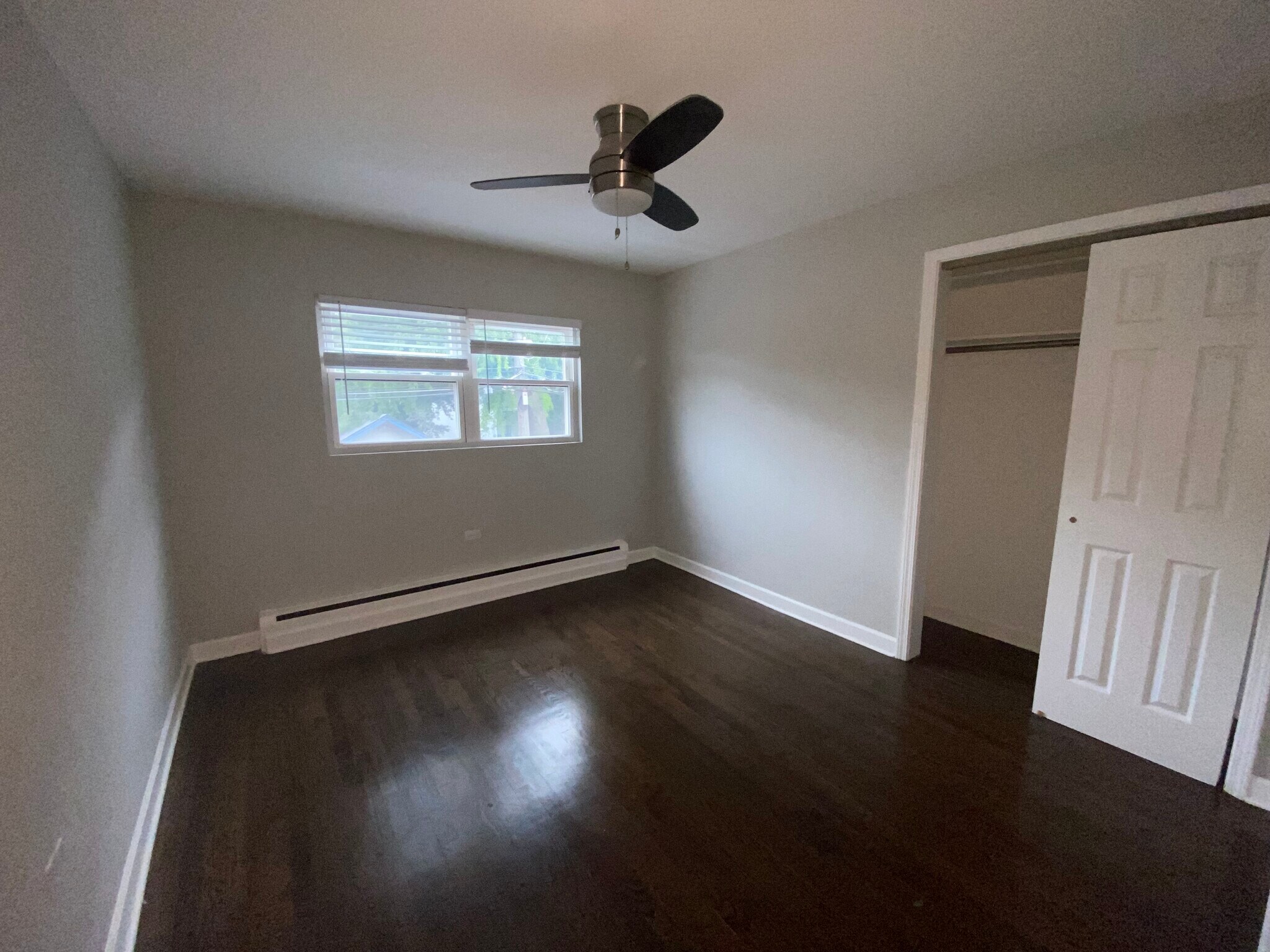 Building Photo - 1324 W Sherwin Ave