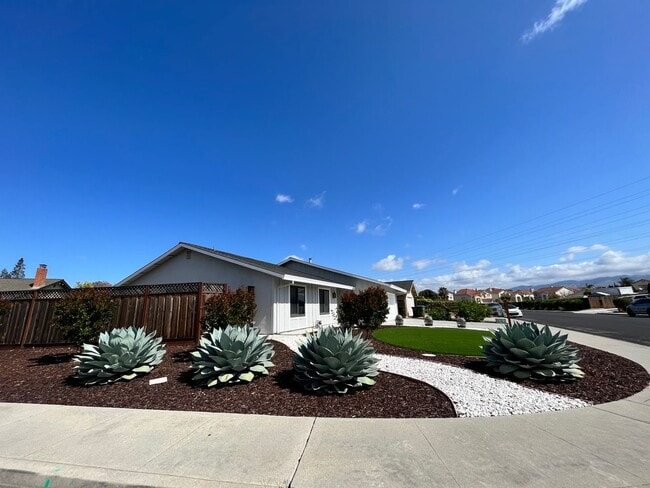 Building Photo - 3 bedroom, 2 bath home on a corner lot clo...