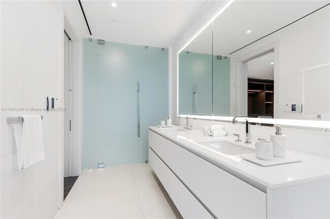 Building Photo - 300 Biscayne Blvd Way