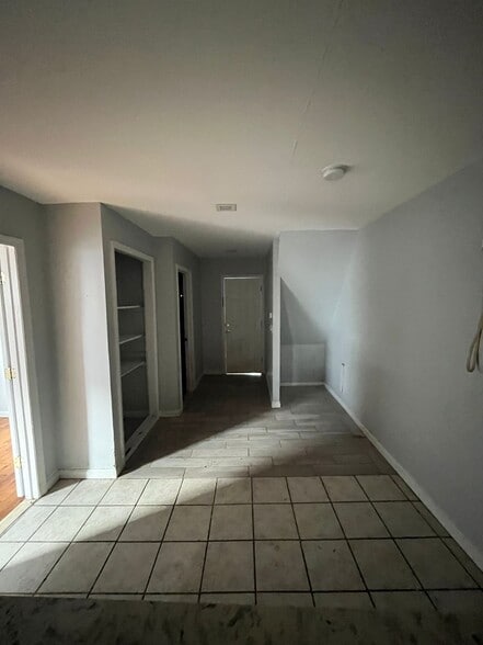 Building Photo - 12 Meadow St