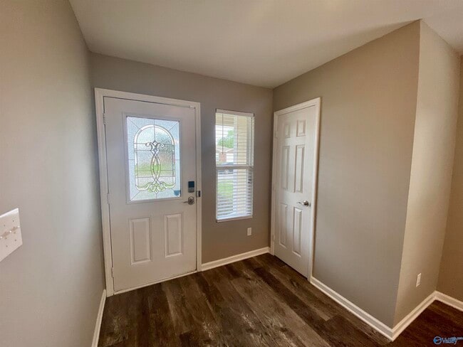 Building Photo - 3129 Lakeland Dr SW