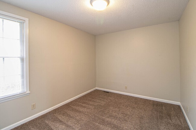 Building Photo - 812 Golf View Pl