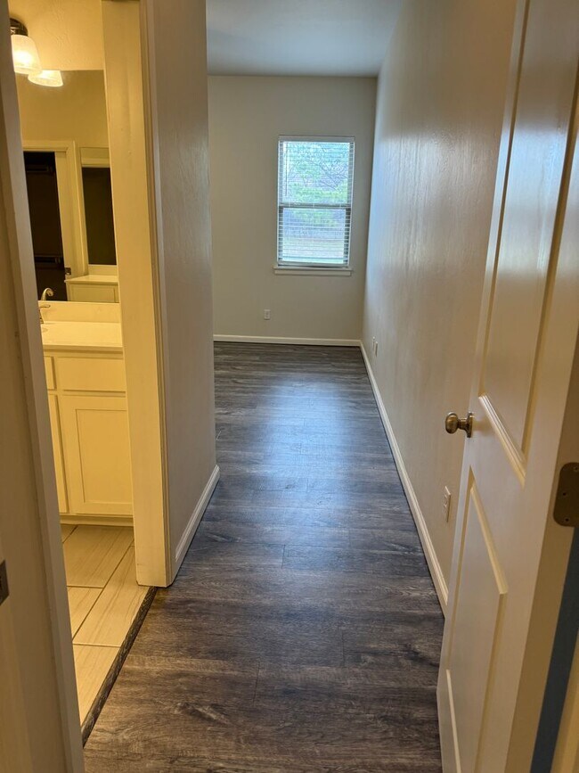 Building Photo - 3 Bed 2 bath with an office in The Enclave