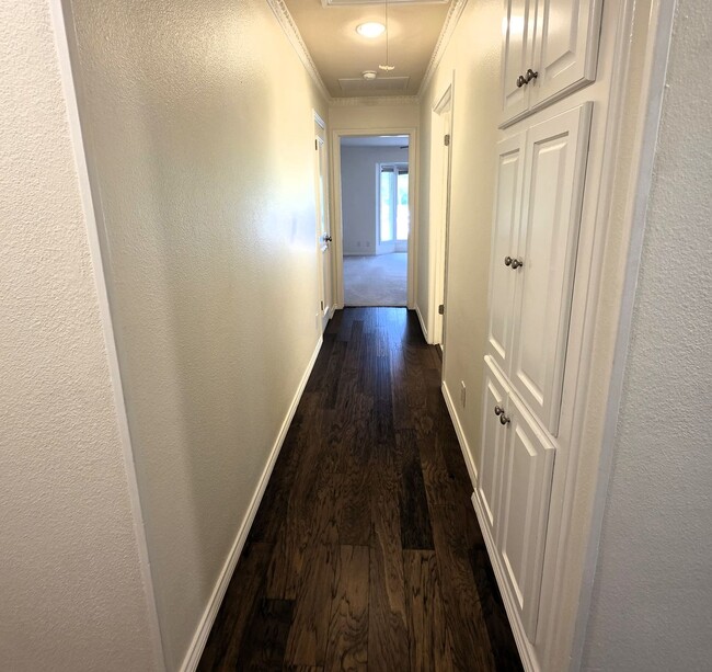 Building Photo - Large Duplex Unit just down the Street fro...