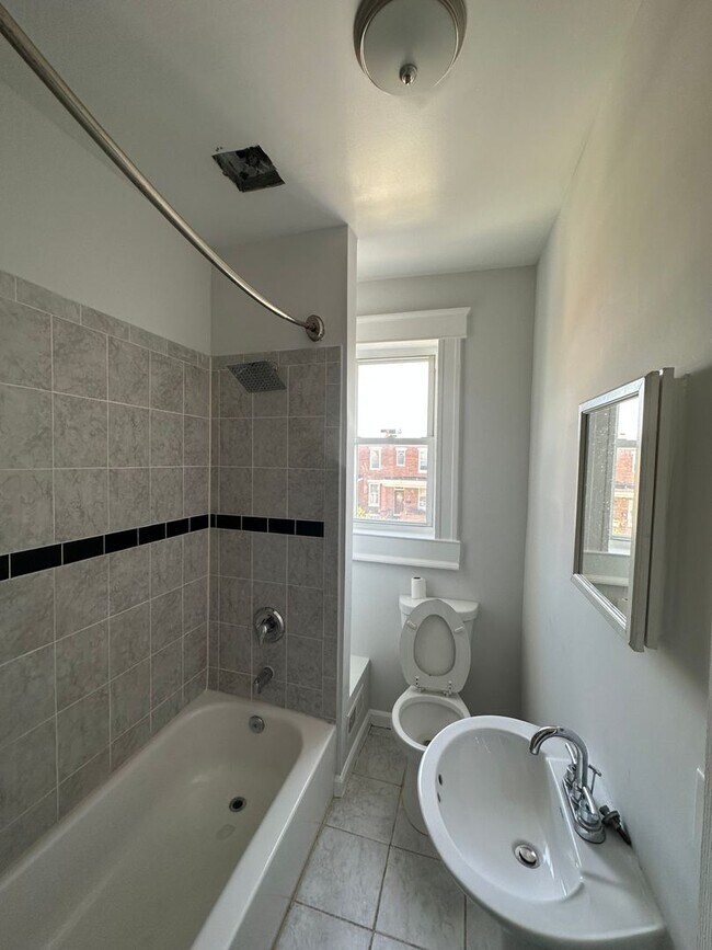 Building Photo - 3 Bedroom with Private Garage