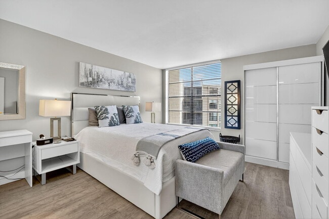 Building Photo - 20 Royal Palm Way