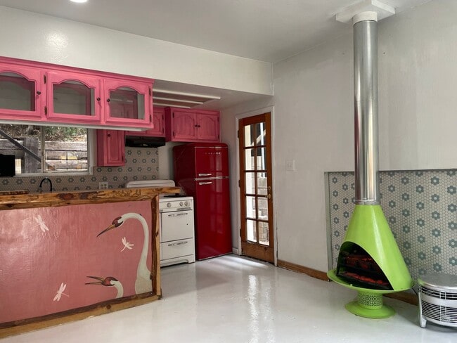 Building Photo - Adorable cottage!