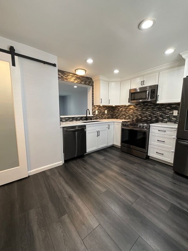 Building Photo - Beautiful 2BR 2BA 3 level townhome located in the Bowling Brook Farms Community