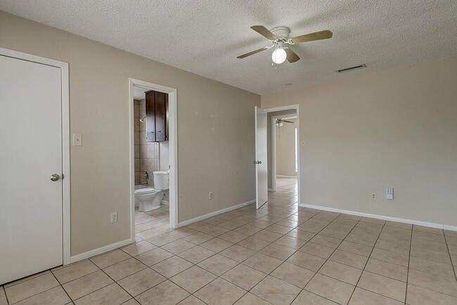Building Photo - 5225 Bonham St