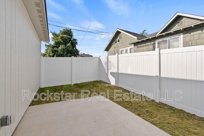 Building Photo - 1817 W Chelan Ave