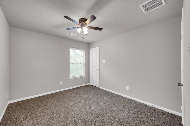 Building Photo - 2237 Raider Dr