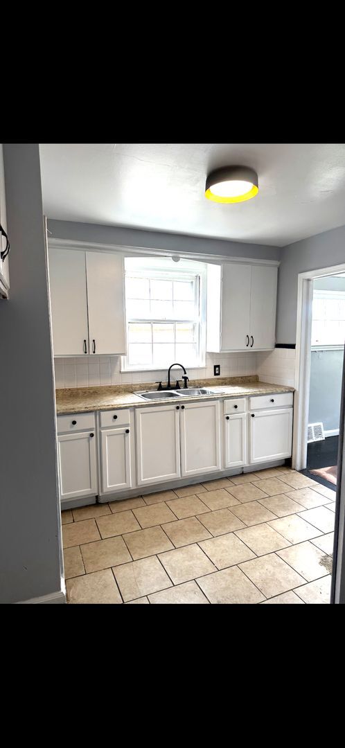 Building Photo - 3 bedroom 1 bath NEWLY RENVATED home