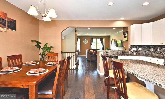 Building Photo - 353 E Hancock St