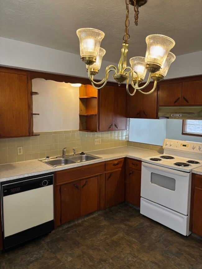 Building Photo - 2 BEDROOM 4- PLEX, NEWER FLOORING, FRESH PAINT, CLEAN AND QUIET.