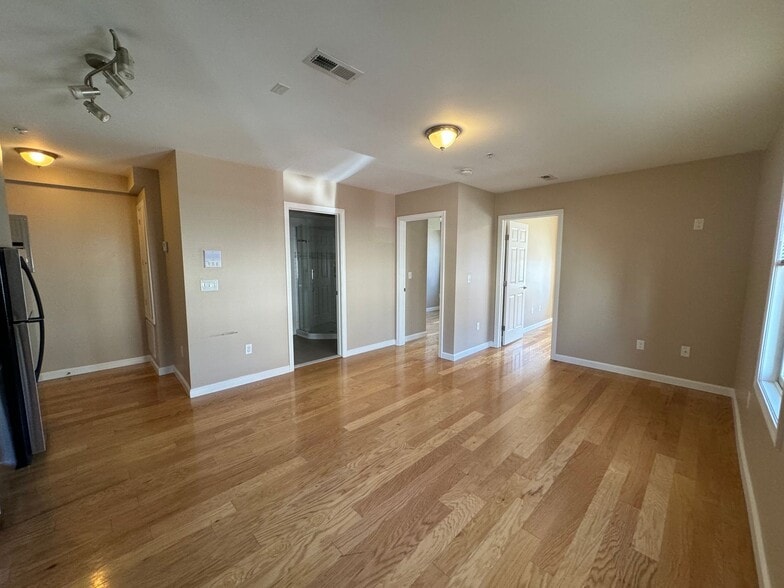 Building Photo - 53 Chelsea St