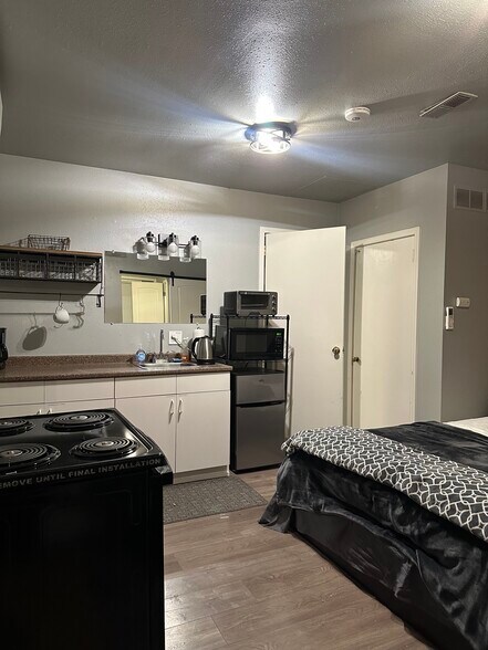 Kitchen/Living Room - 903 W Linden St