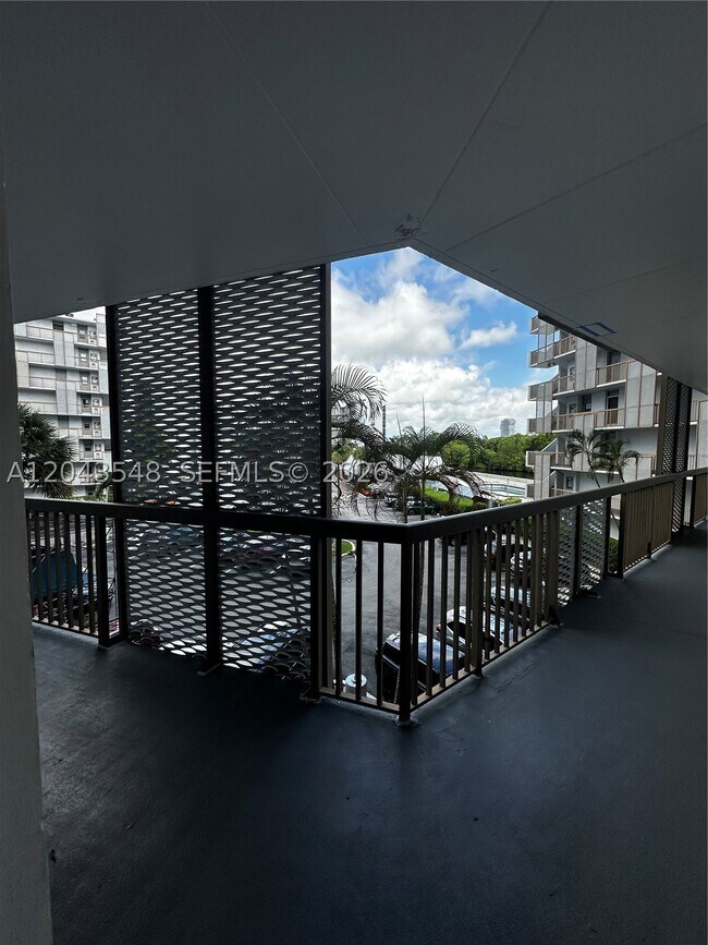 Building Photo - 3475 N Country Club Dr