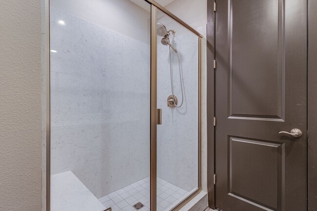 Building Photo - Stunning 5Bed/4.5 Bath home located in a prestigious guard gated community in Summerlin