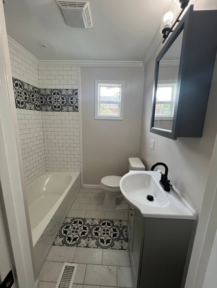 Building Photo - 400 McIver St