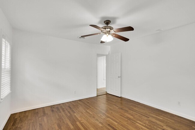 Building Photo - Bluebonnet Circle Charmer