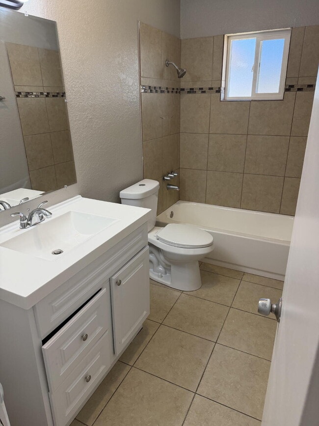 Building Photo - MOVE-IN READY 2 BED WITH NEW KITCHEN & CARPORT