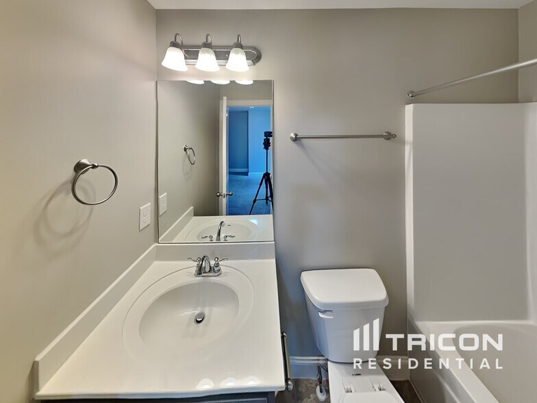 Building Photo - 5109 Cloverhill Dr