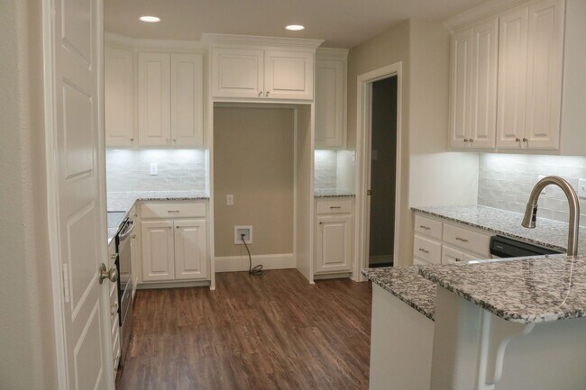 Building Photo - 5421 Meadow Ridge Dr
