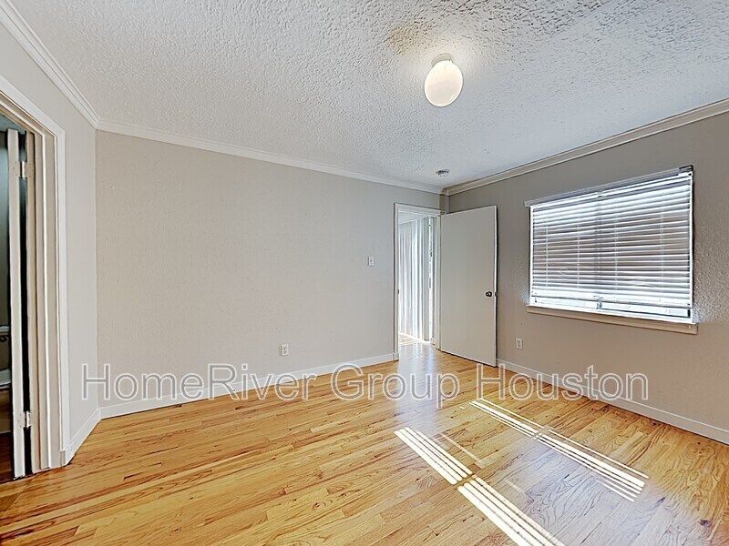 Building Photo - 402 Tuam St