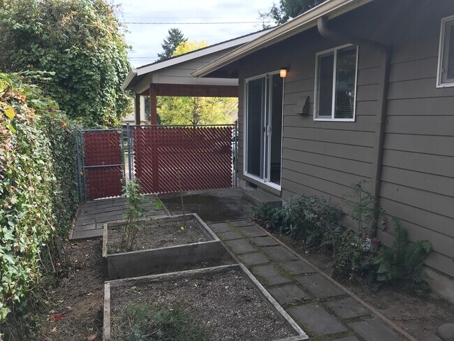 Building Photo - 21st Street Duplex