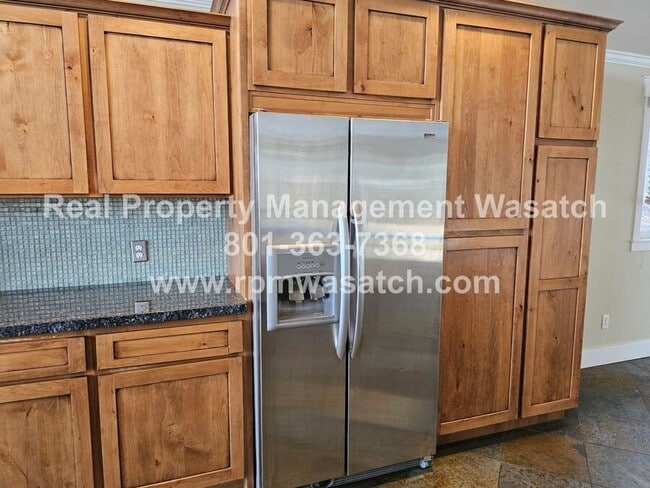 Building Photo - 985 Northcliffe Dr N