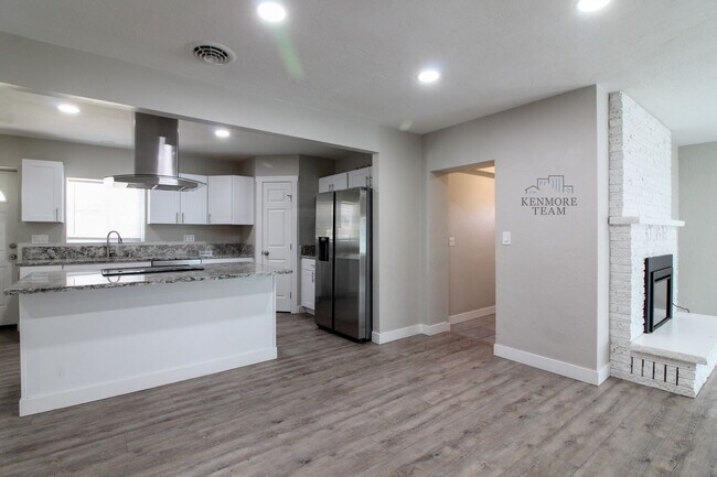 Building Photo - 308 N 12th Ave