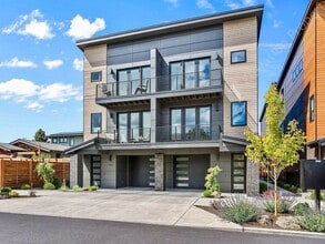 Building Photo - Luxury Townhome with River Access Near Dow...