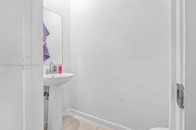Building Photo - 1137 SW 7th Ct