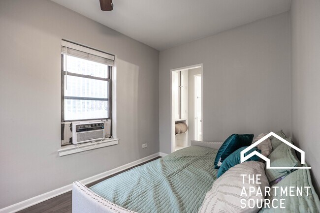 Building Photo - 1140 N La Salle Dr