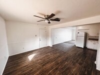 Building Photo - 3 bed 2 bath home with Garage