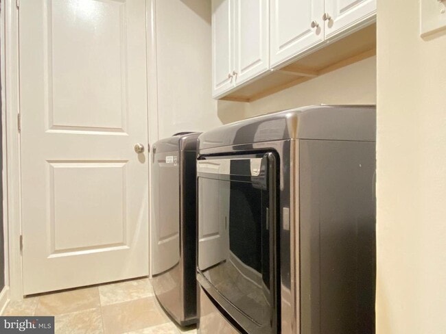 Building Photo - 14823 Chrysler Ct