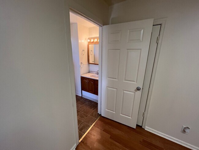 Building Photo - Great Student Housing.  3bd (Has been converted to 4 bedroom in past) 3bath house a block and a h...