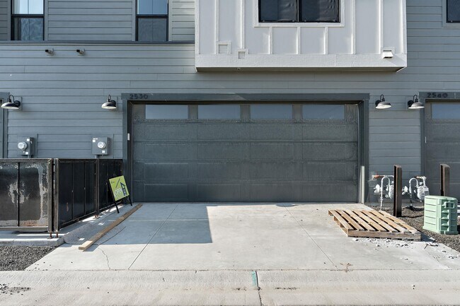 Building Photo - 2460 W Iron Coop St