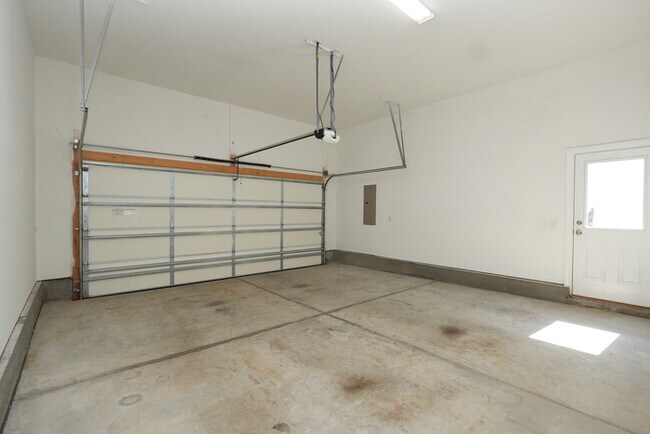 Building Photo - Charming 3-Bed, 3.5-Bath Home in a Peacefu...