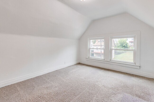 Building Photo - 406 Kingsboro St