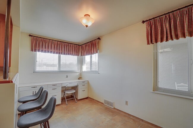 Building Photo - Charming Farmhouse Retreat in Northwest Bakersfield!