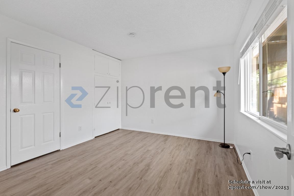 Building Photo - 127 11th St