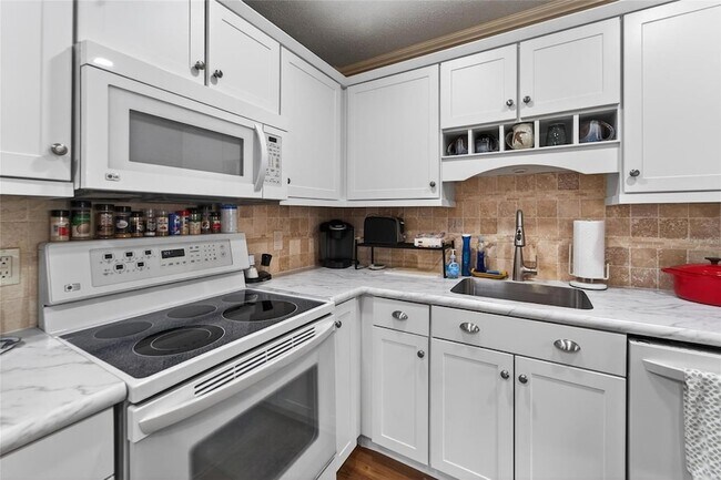 Building Photo - 301 Kings Blvd