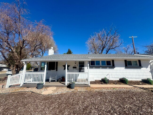 Building Photo - Charming 3 Bedroom in Knob Hill with views of Pikes Peak