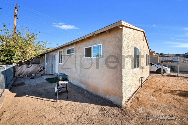 Building Photo - 301 Maxine Ave