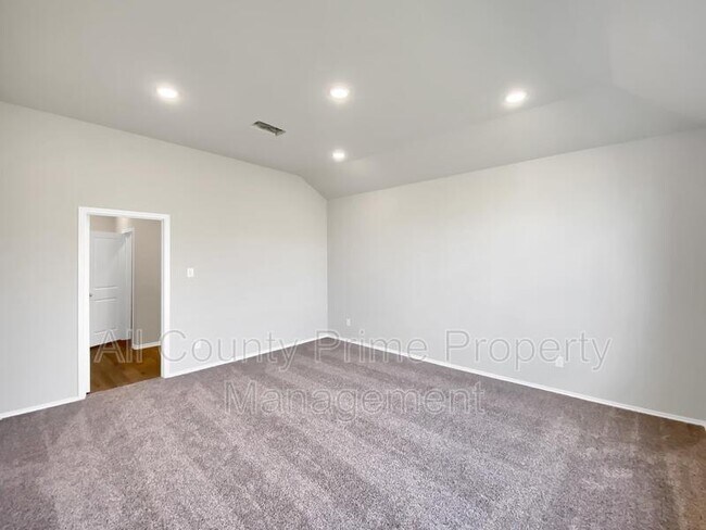 Building Photo - 13063 Clear View Dr