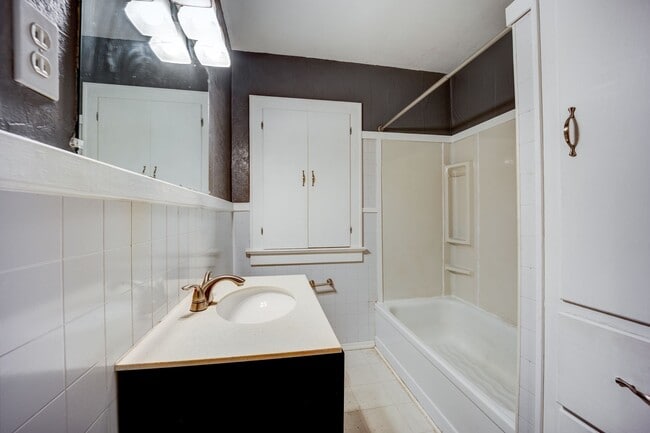 Building Photo - FREE MONTH RENT! Freshly Updated 3 Bedroom House