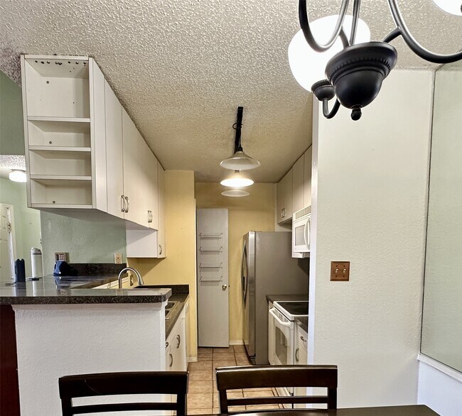 Building Photo - 2121 Hepburn St