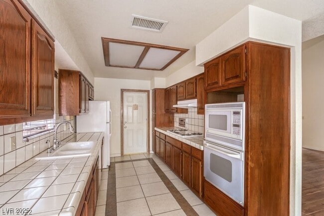Building Photo - Gated Community, 1-Story, 3 Bedrooms Home ...