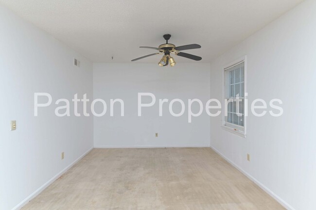 Building Photo - Barony Home